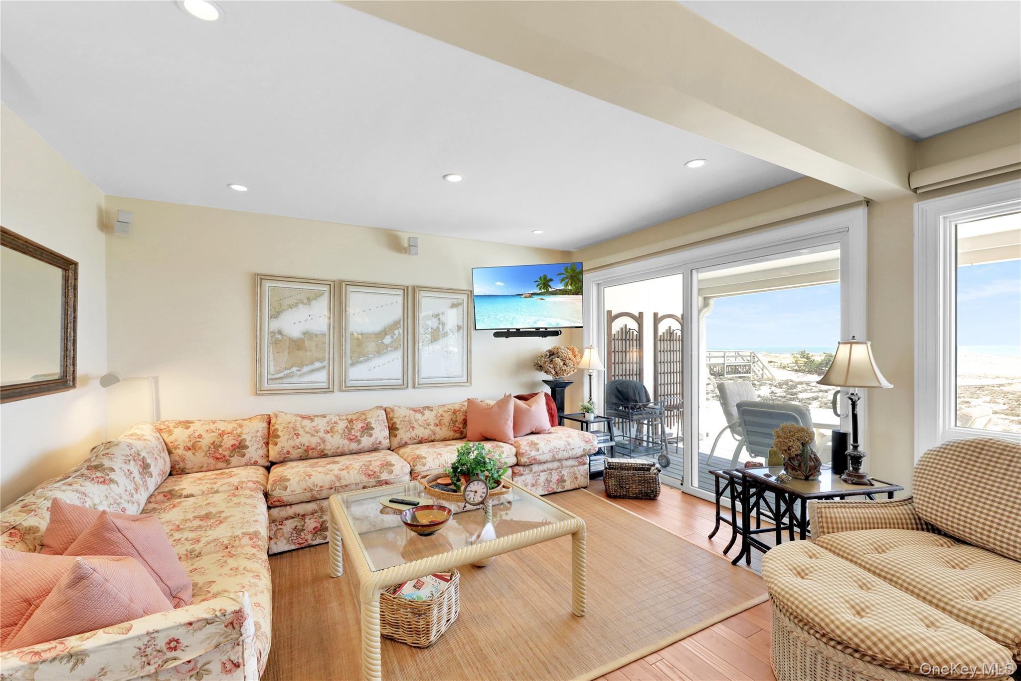 Condo Dune  Suffolk County, NY 11978, MLS-944898-10