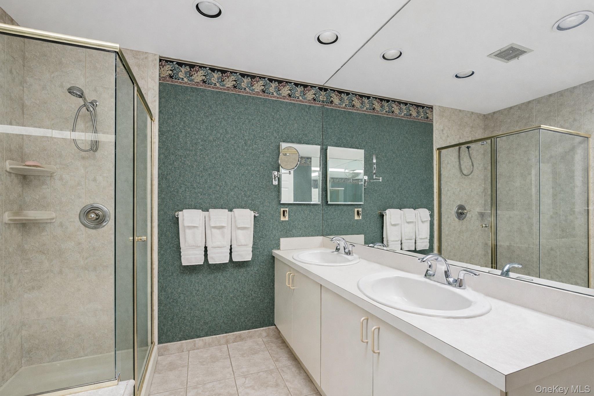 Condo Hidden Ponds Suffolk County, NY 11787, MLS-944928-17