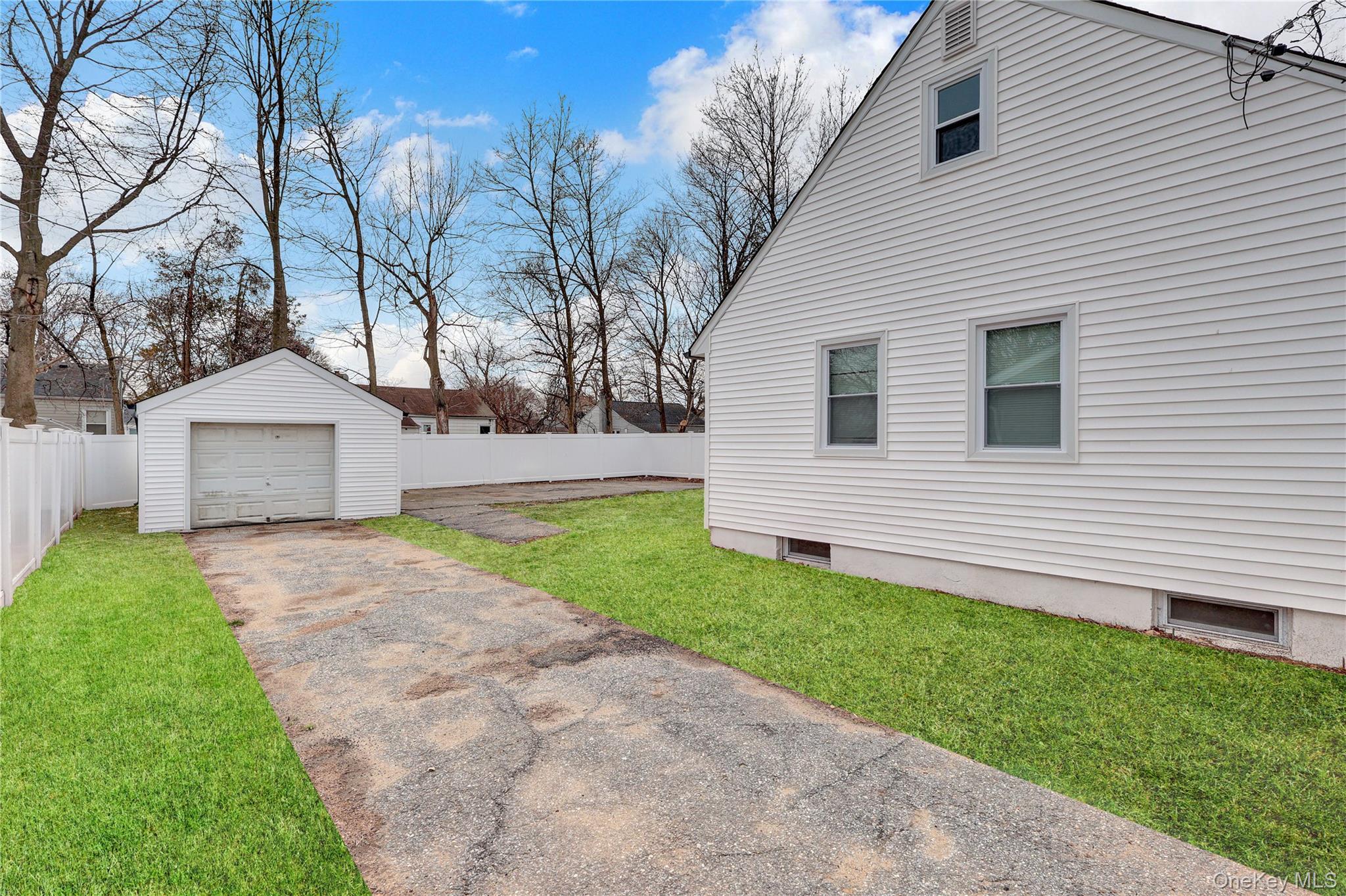 Single Family Davidson  Suffolk County, NY 11798, MLS-945166-4