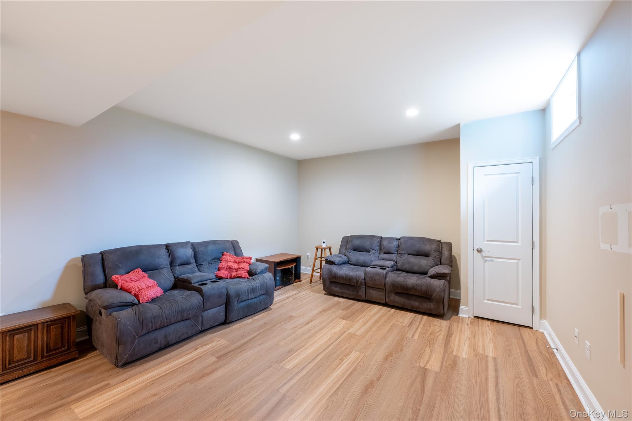 Condo Dutch  Dutchess County, NY 12590, MLS-945353-34