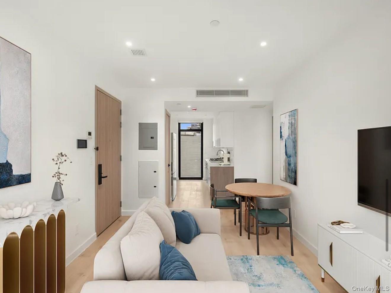 Condo Hunter  Queens, NY 11101, MLS-945545-7