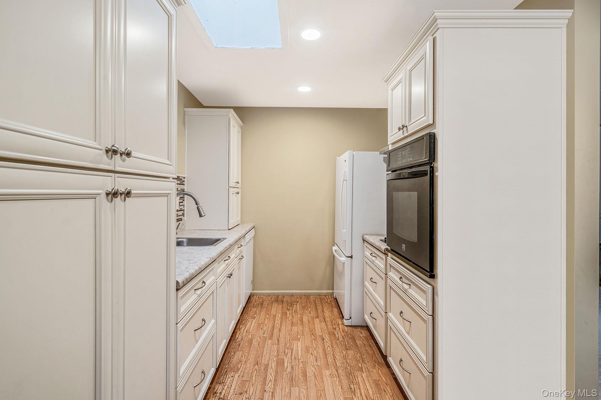 Condo Exmore  Suffolk County, NY 11961, MLS-945552-10