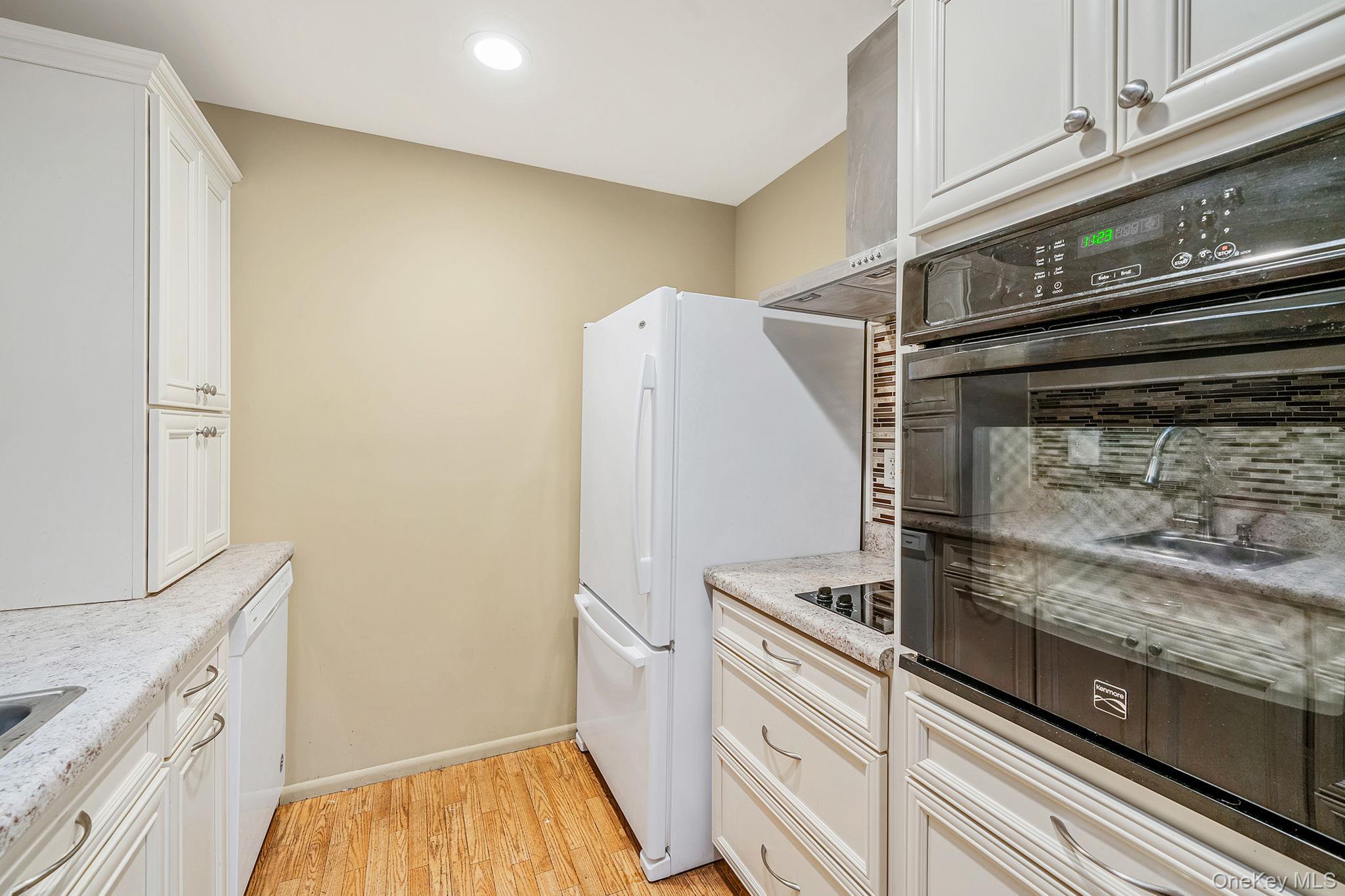 Condo Exmore  Suffolk County, NY 11961, MLS-945552-11