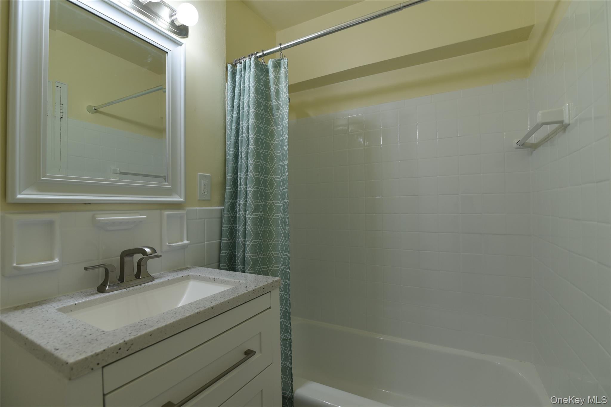 Apartment Little Neck Parkway  Queens, NY 11362, MLS-945711-16