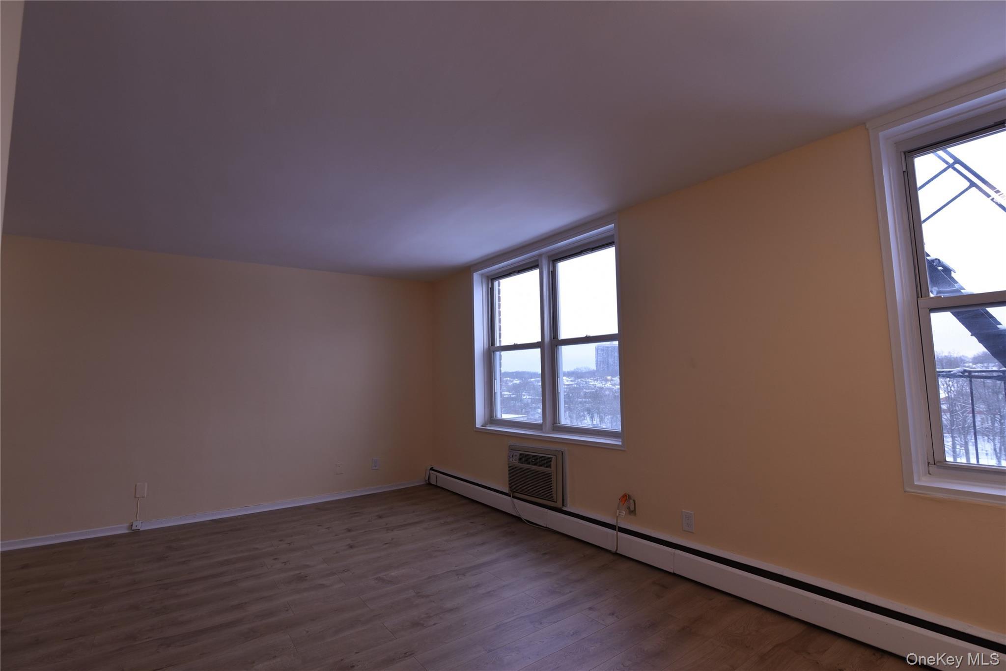Apartment Little Neck Parkway  Queens, NY 11362, MLS-945711-18