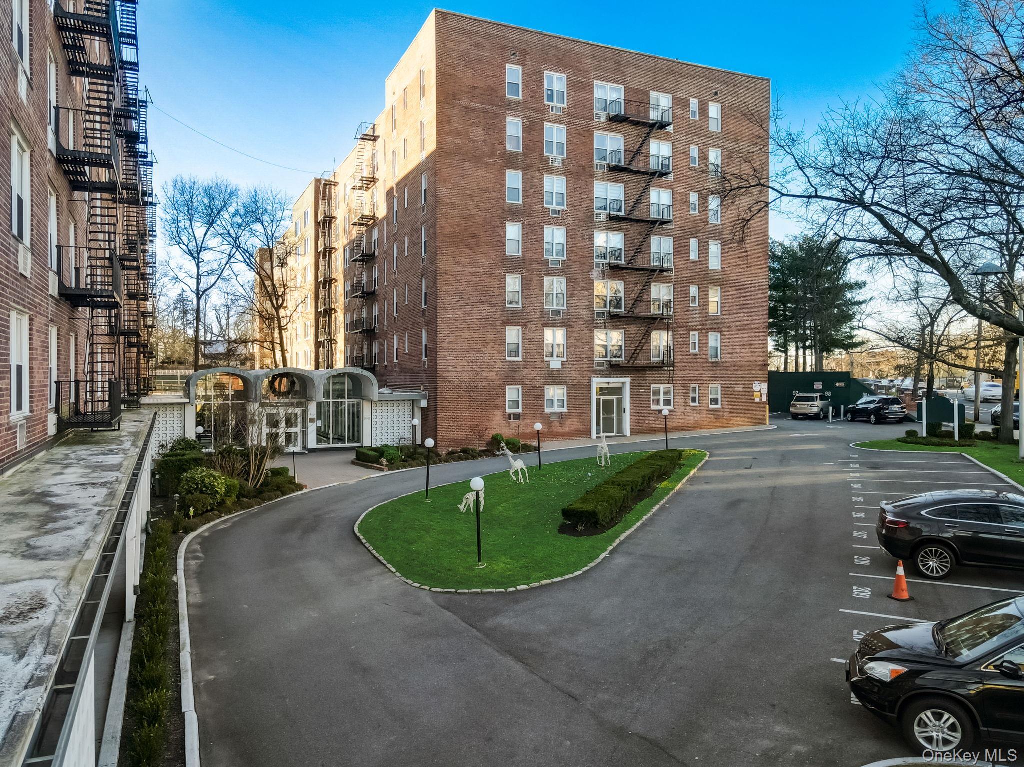 Apartment Little Neck Parkway  Queens, NY 11362, MLS-945711-2