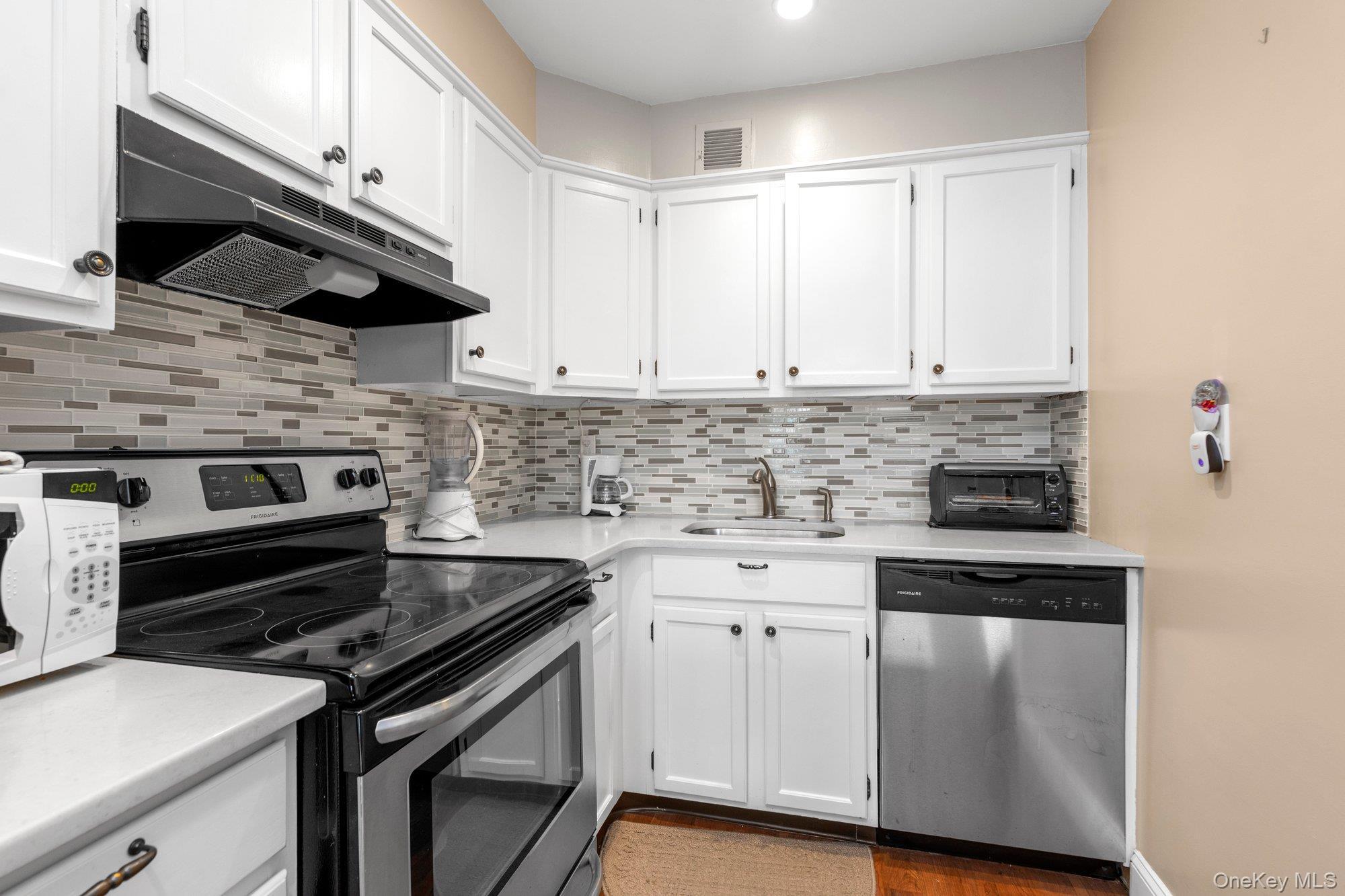 Coop 9th Ave  Queens, NY 11357, MLS-945730-2