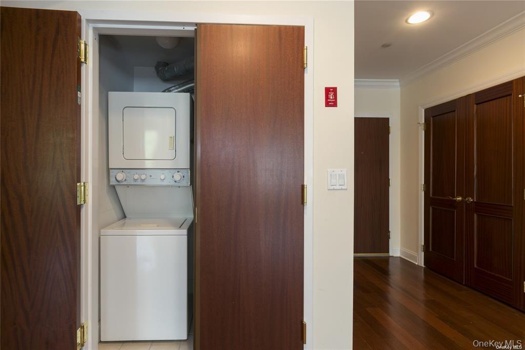 Condo Great Neck  Nassau County, NY 11021, MLS-945828-8