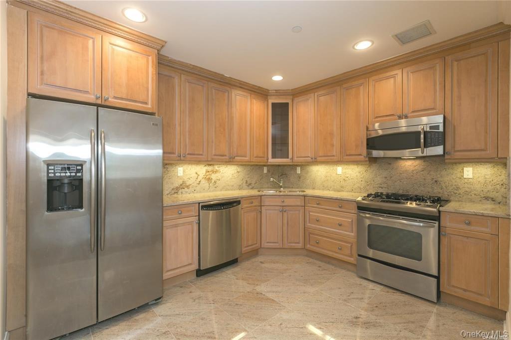 Condo Great Neck  Nassau County, NY 11021, MLS-945828-9