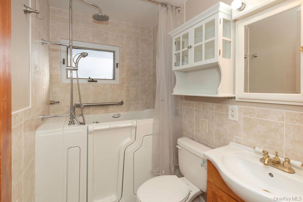 Single Family Reville  Bronx, NY 10464, MLS-946356-14