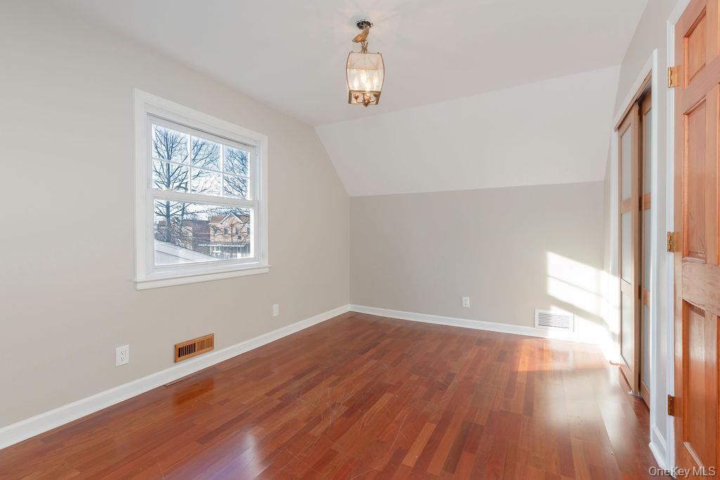 Single Family Reville  Bronx, NY 10464, MLS-946356-16
