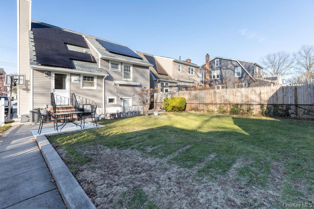 Single Family Reville  Bronx, NY 10464, MLS-946356-24