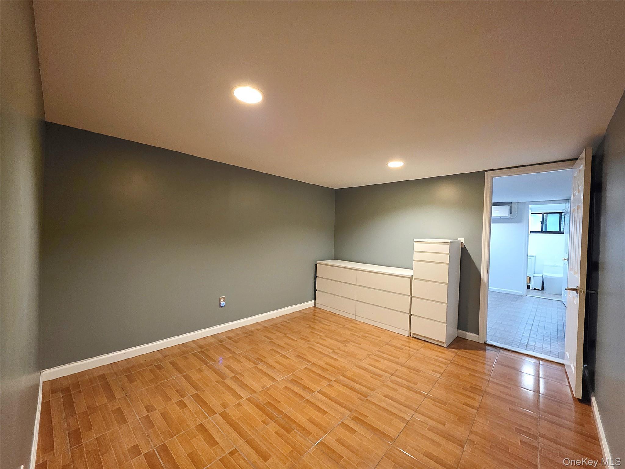 Single Family 80th  Queens, NY 11385, MLS-946416-31