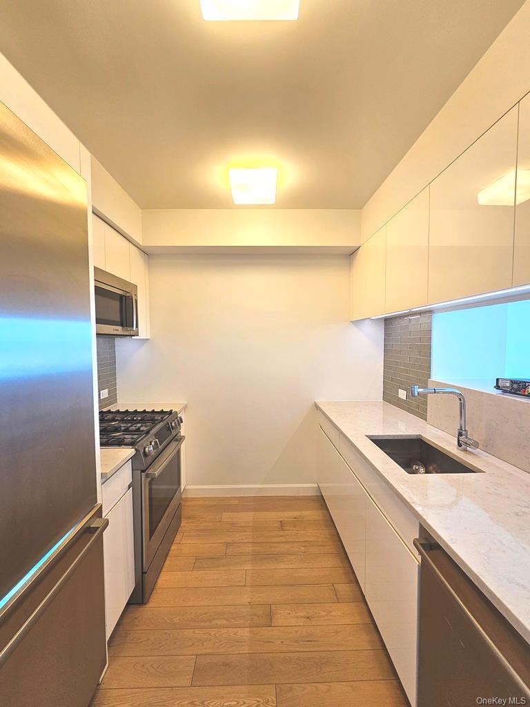 Condo 39th  Queens, NY 11354, MLS-946814-2