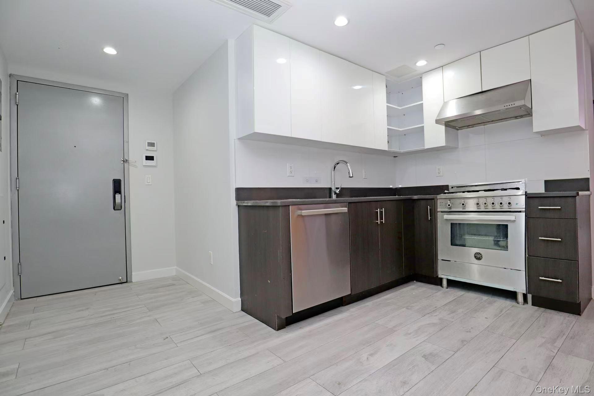 Condo Union  Queens, NY 11366, MLS-947416-3