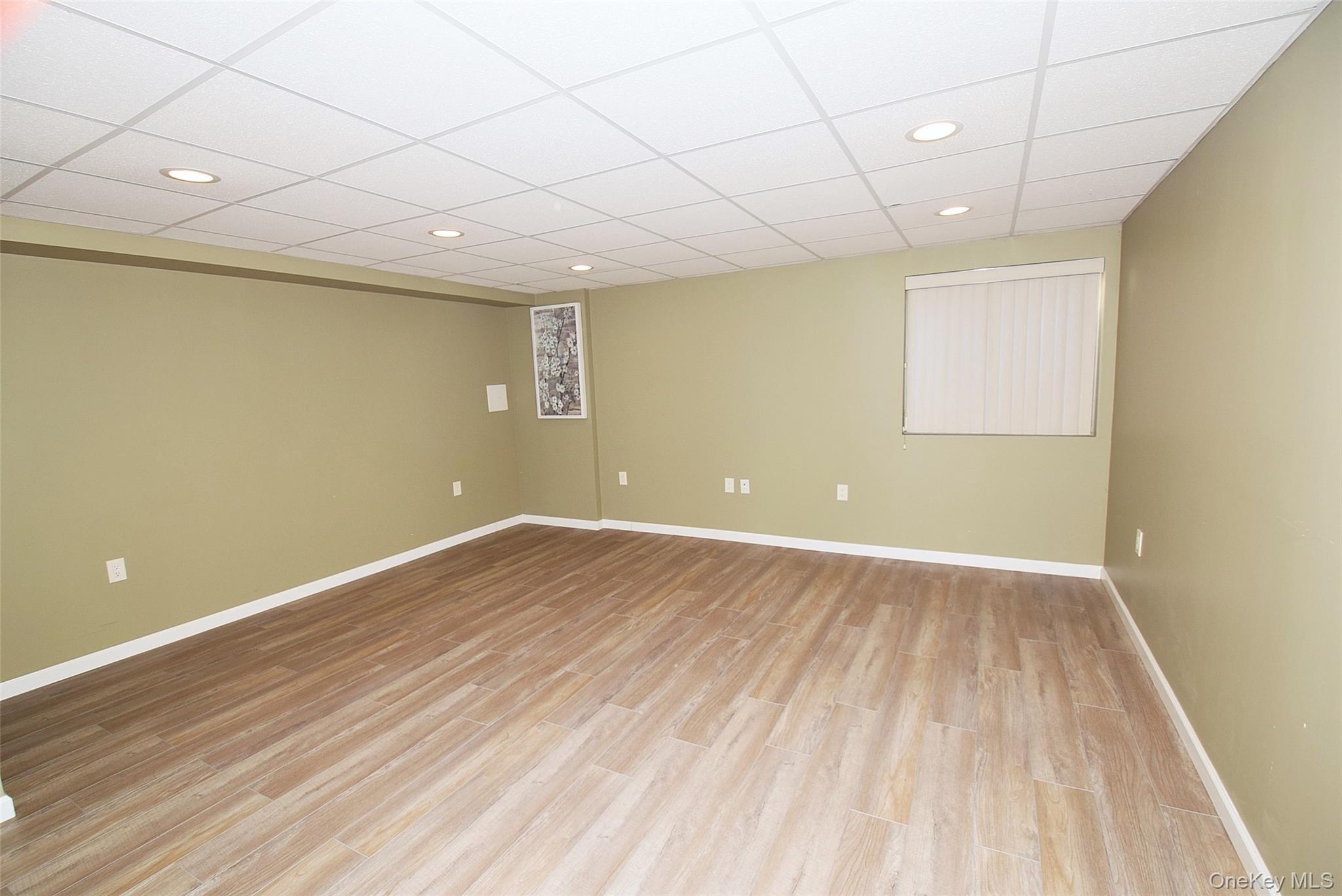 Condo Virginia Pine Suffolk County, NY 11706, MLS-947720-12