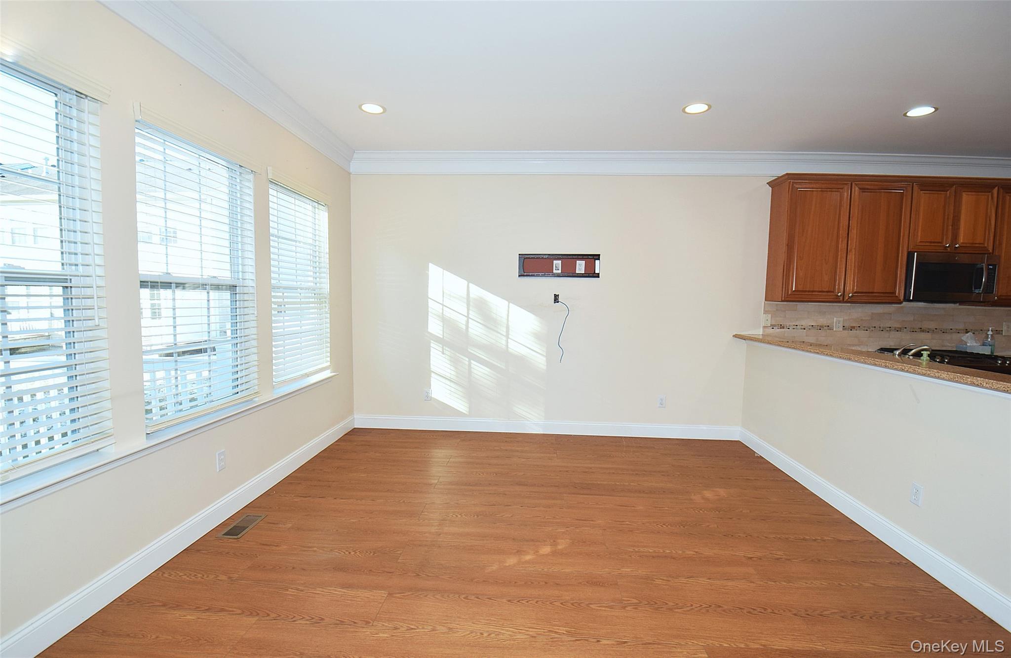 Condo Virginia Pine Suffolk County, NY 11706, MLS-947720-15