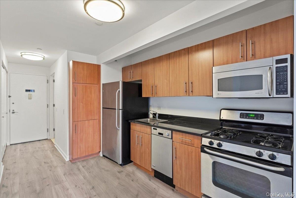 Apartment West  Manhattan, NY 10004, MLS-948067-6