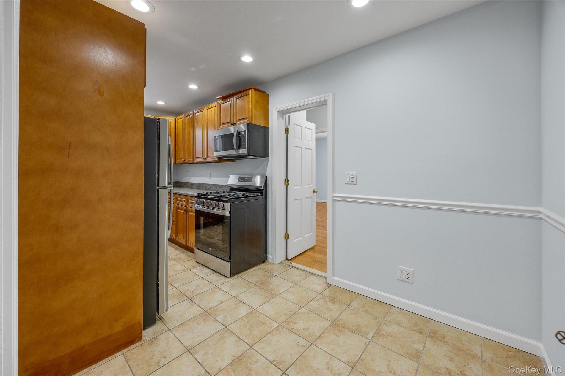 Single Family 47th  Queens, NY 11377, MLS-948109-25