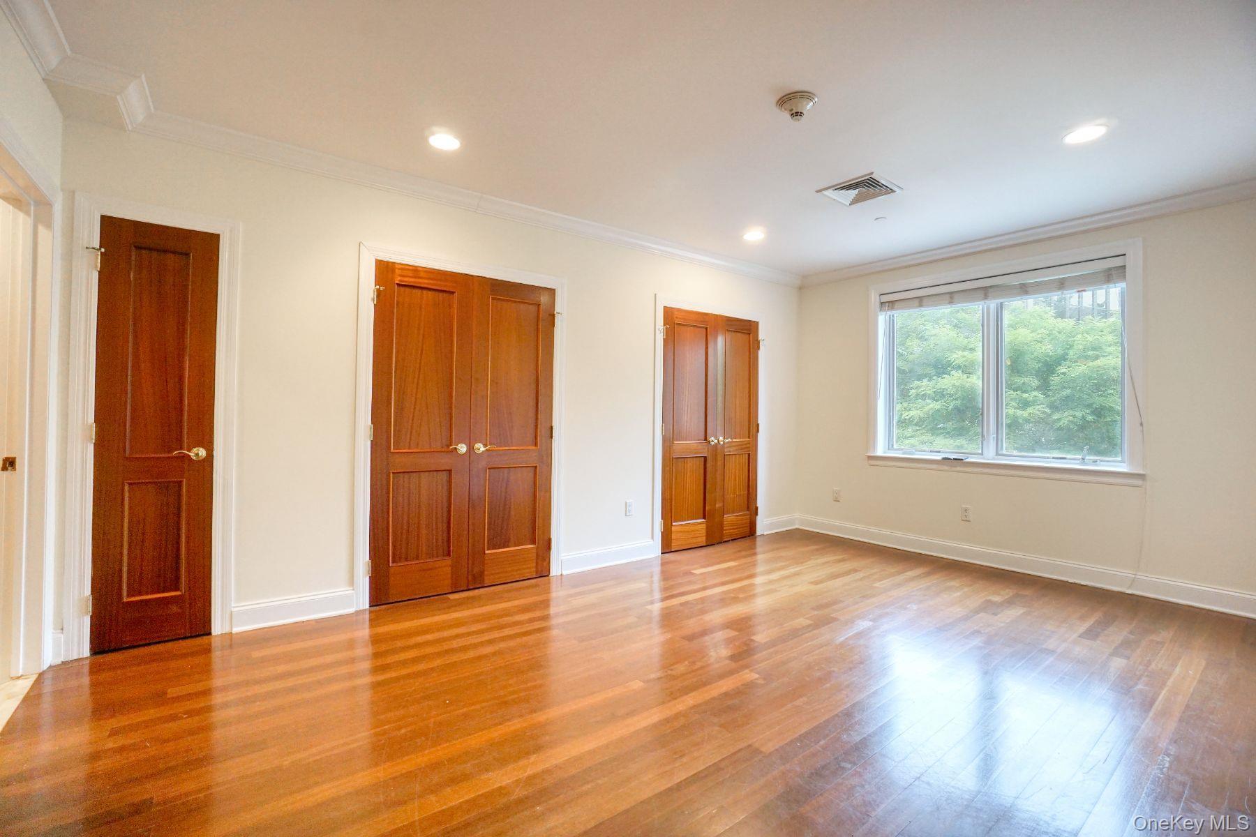 Condo Great Neck  Nassau County, NY 11021, MLS-948478-6