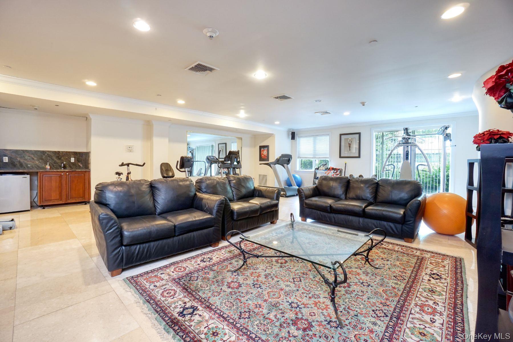 Condo Great Neck  Nassau County, NY 11021, MLS-948509-12