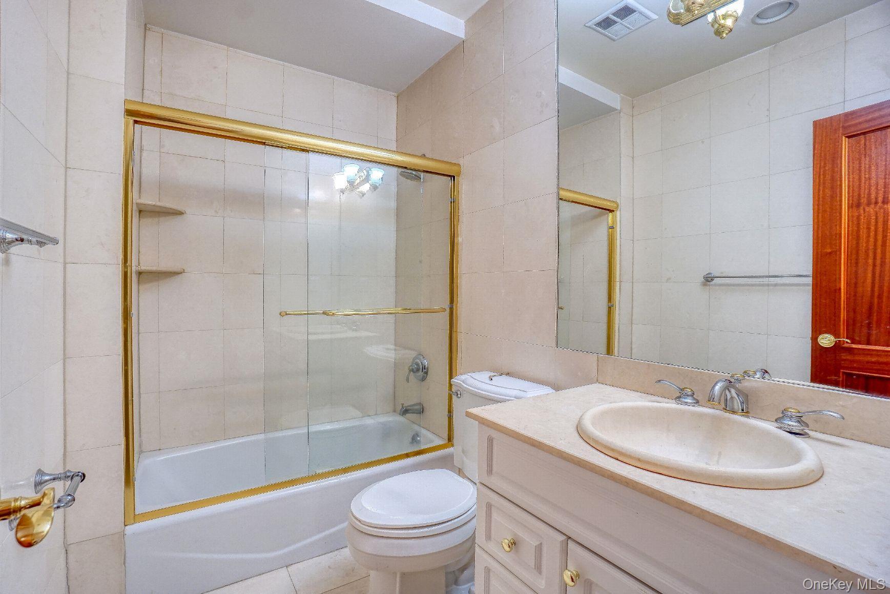 Condo Great Neck  Nassau County, NY 11021, MLS-948509-4