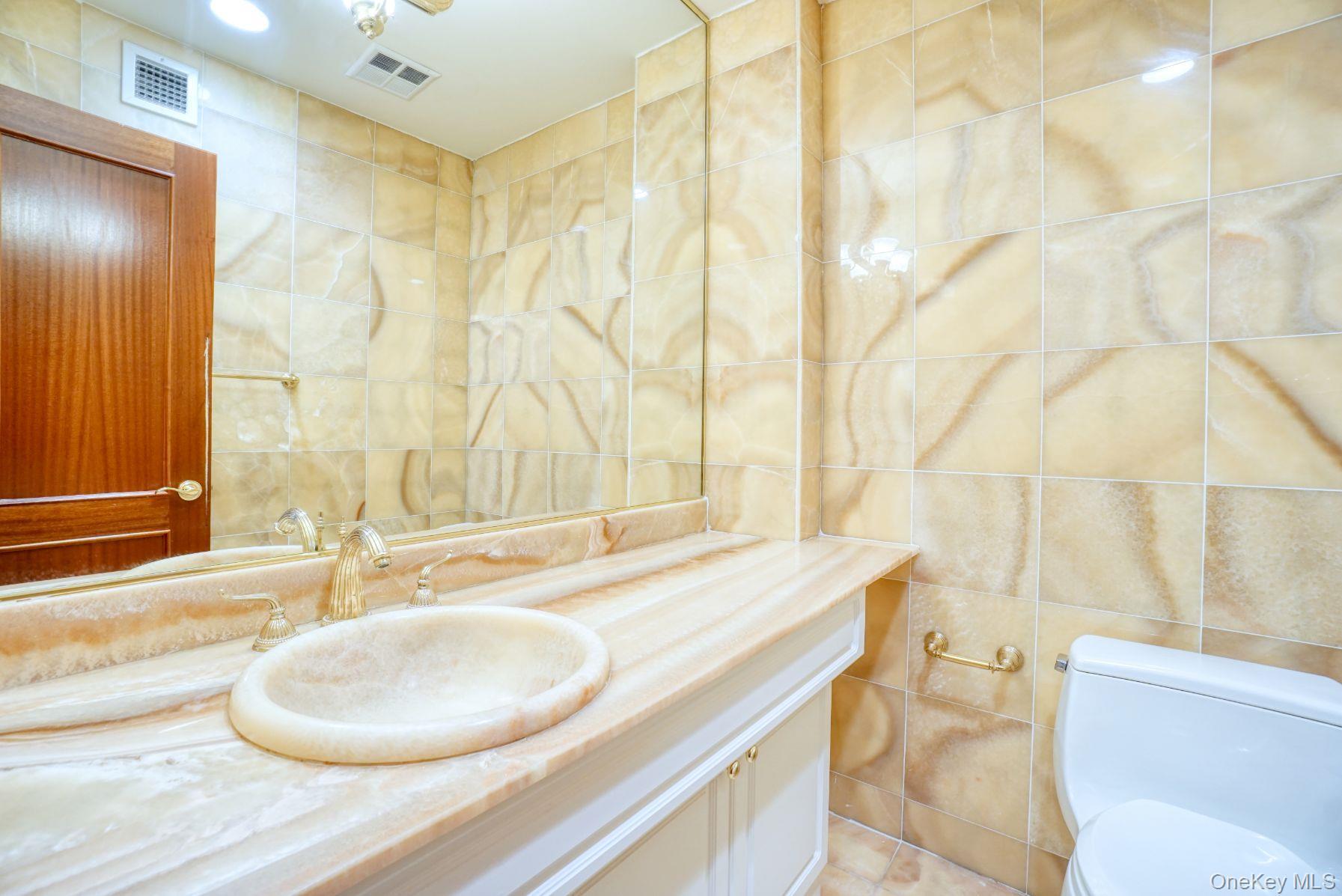 Condo Great Neck  Nassau County, NY 11021, MLS-948509-7