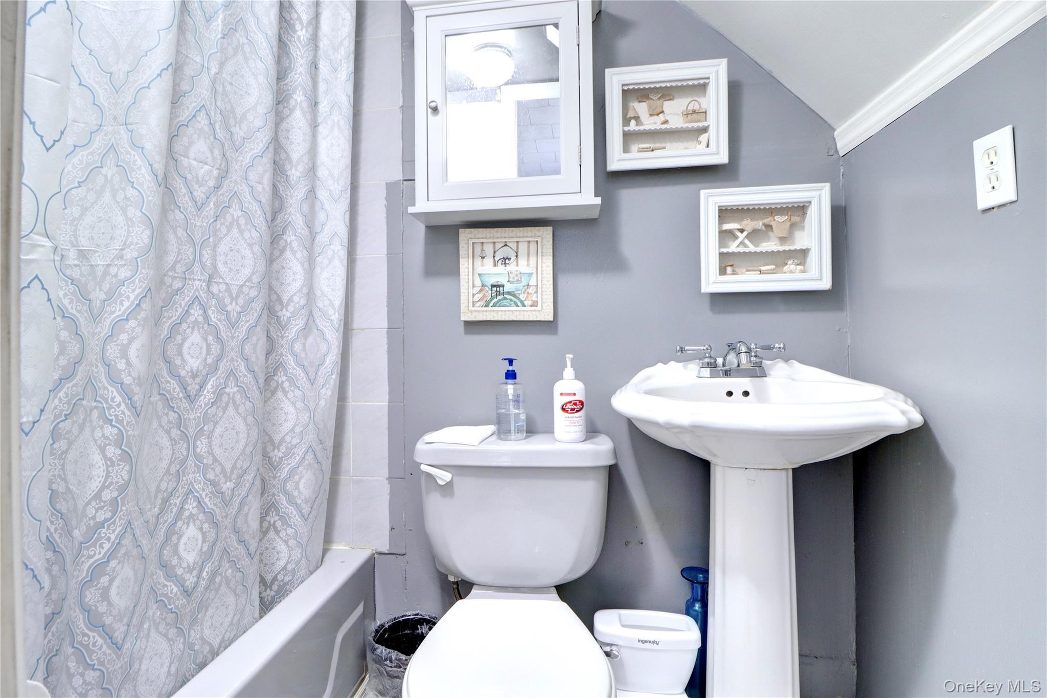 Single Family 80th Queens, NY 11385, MLS-948590-9