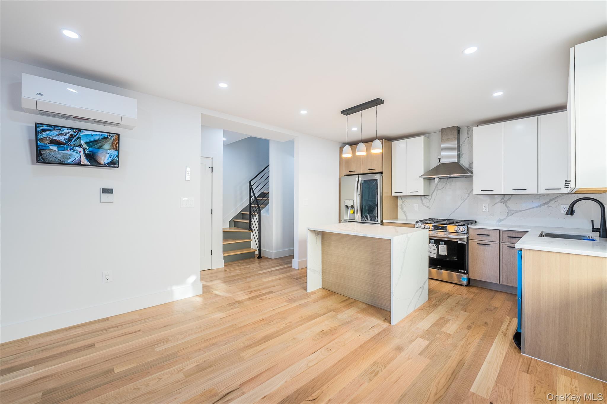 Single Family 162nd  Queens, NY 11366, MLS-948664-16