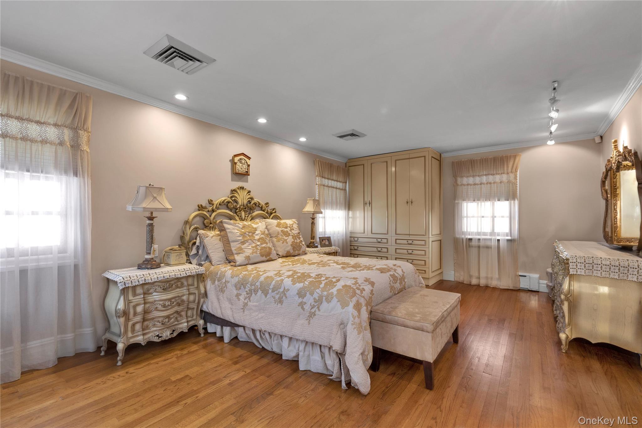 Single Family 9th Queens, NY 11357, MLS-948969-11