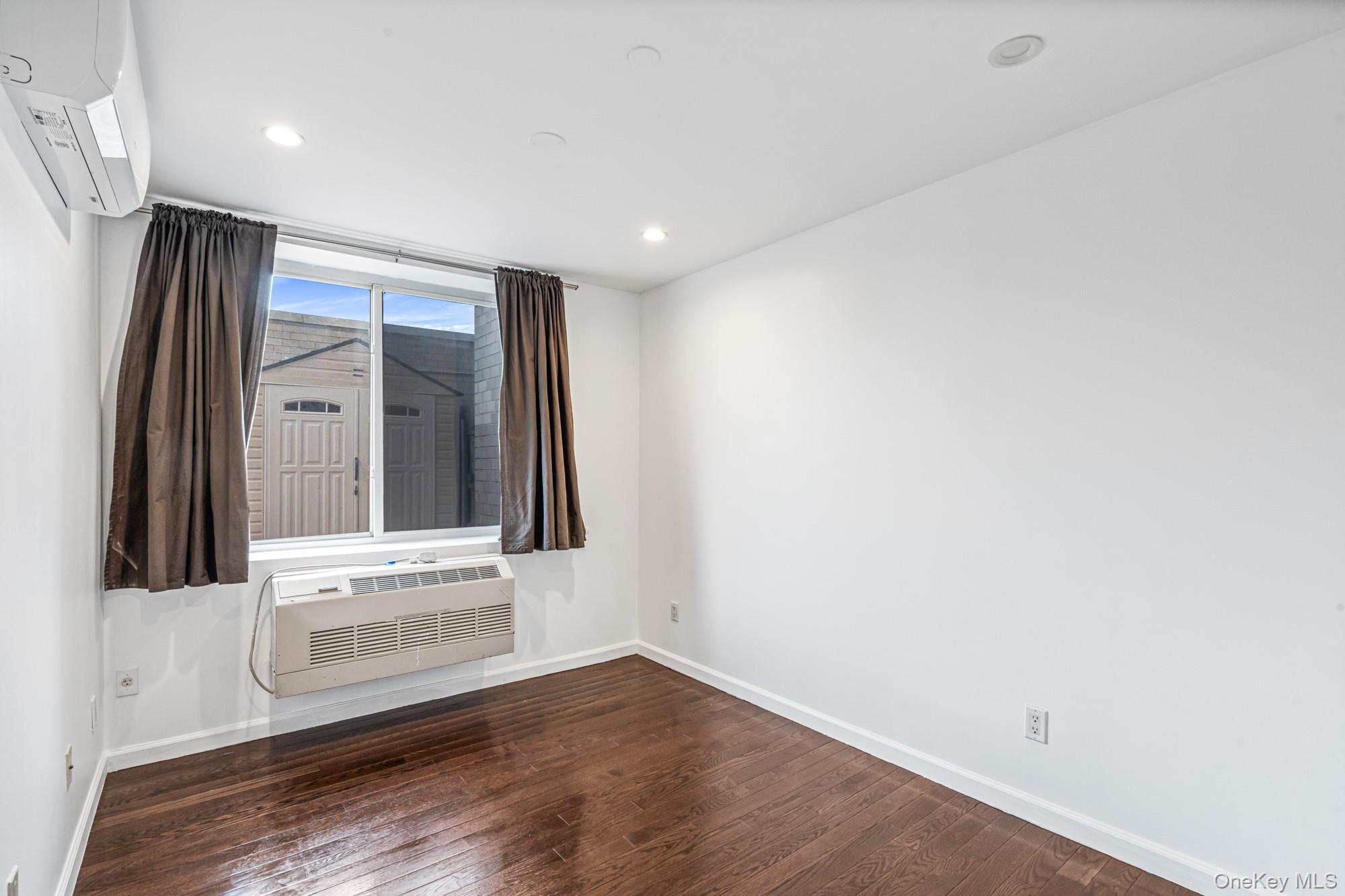 Condo Queens  Queens, NY 11373, MLS-949038-14