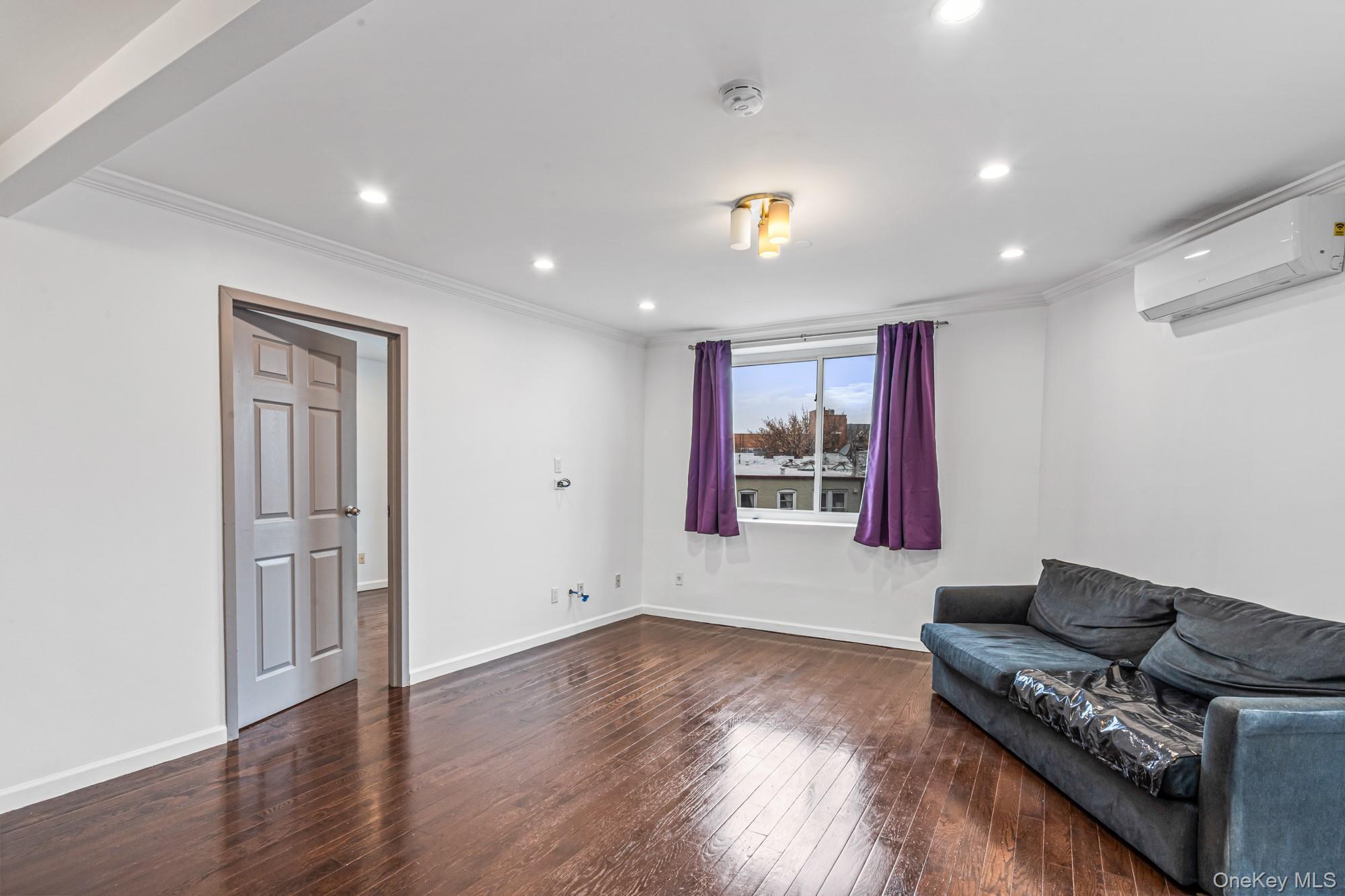 Condo Queens  Queens, NY 11373, MLS-949038-4