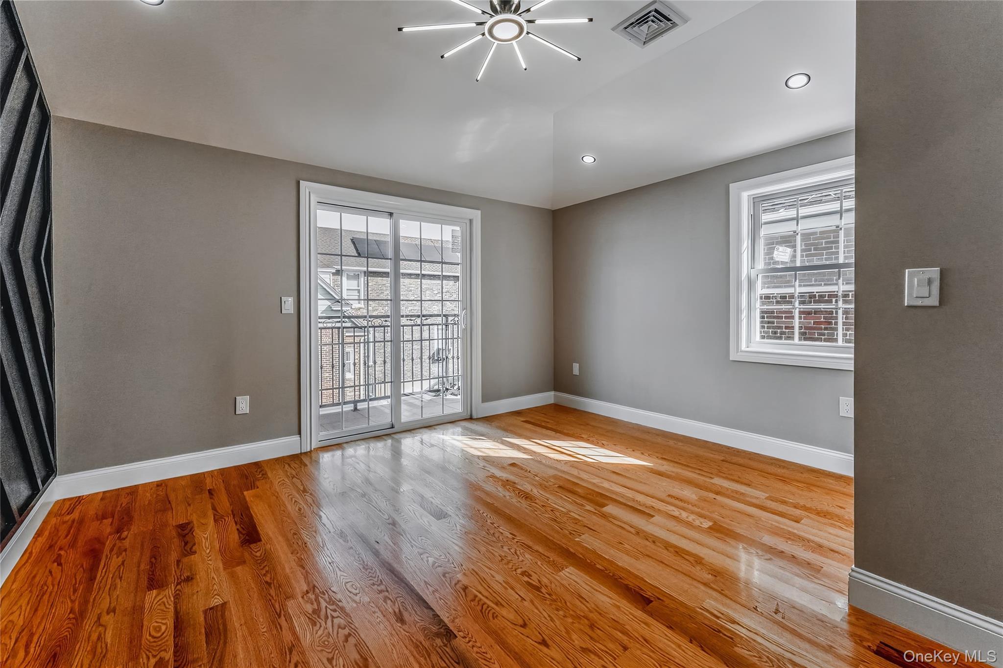 Single Family Newburg St  Queens, NY 11412, MLS-949085-4