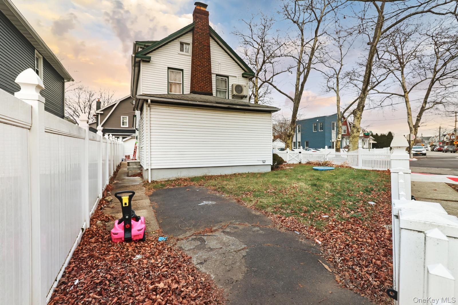 Single Family Witthoff  Queens, NY 11429, MLS-949700-6