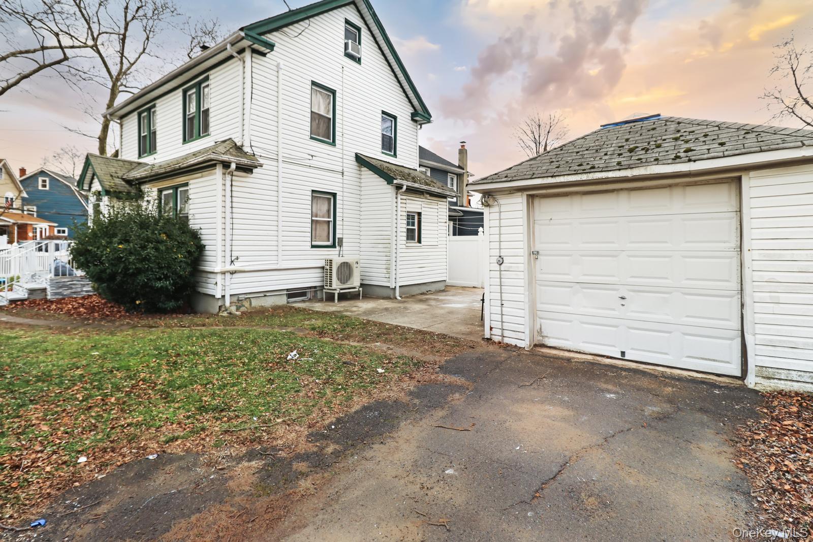 Single Family Witthoff  Queens, NY 11429, MLS-949700-8