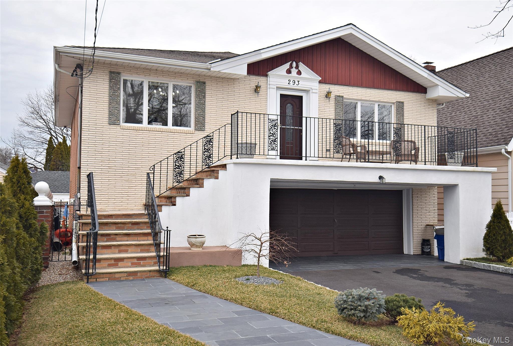 Single Family in Hempstead - 85th  Nassau County, NY 11001