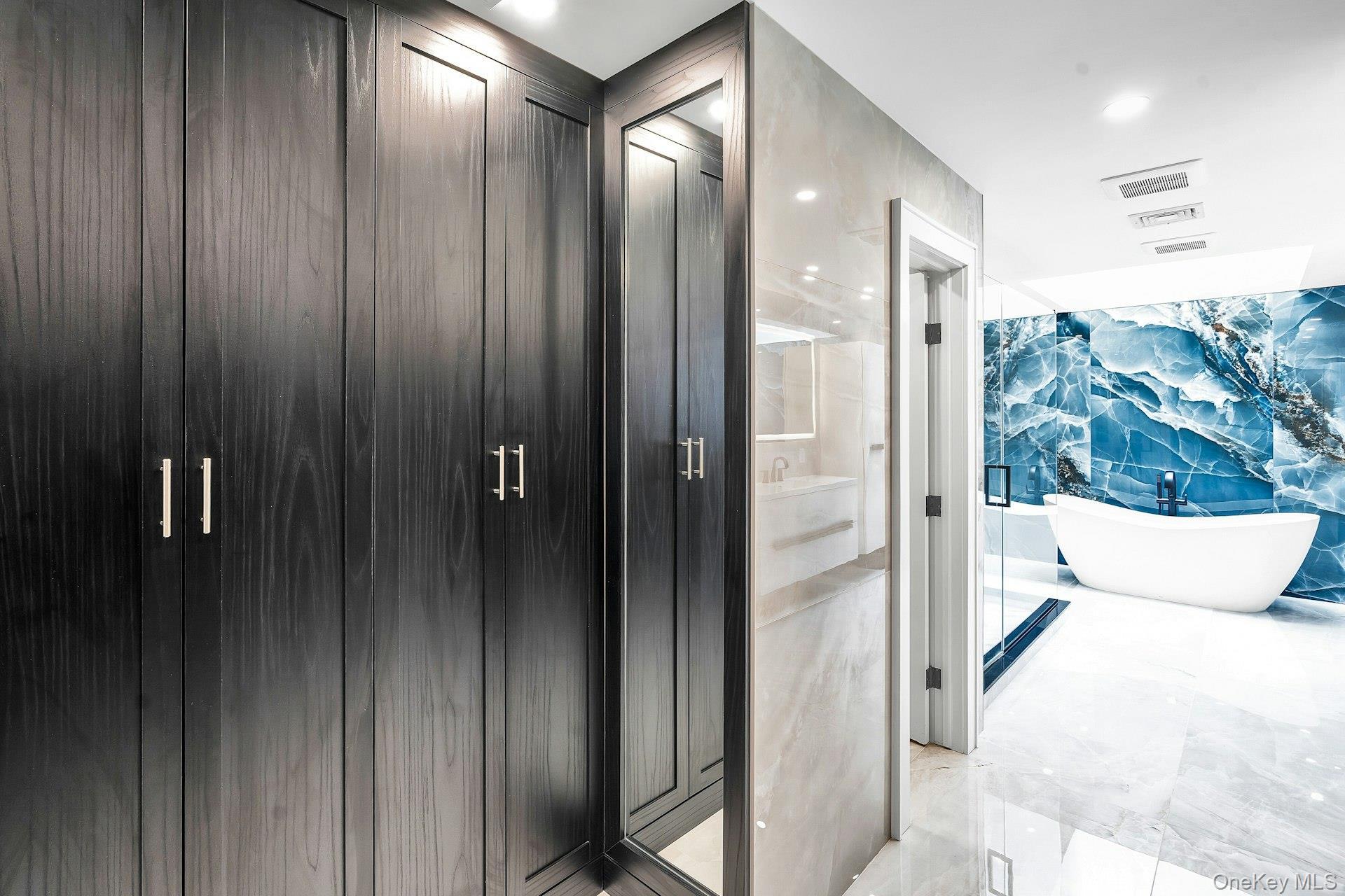 Condo Aerie  Nassau County, NY 11030, MLS-949841-16