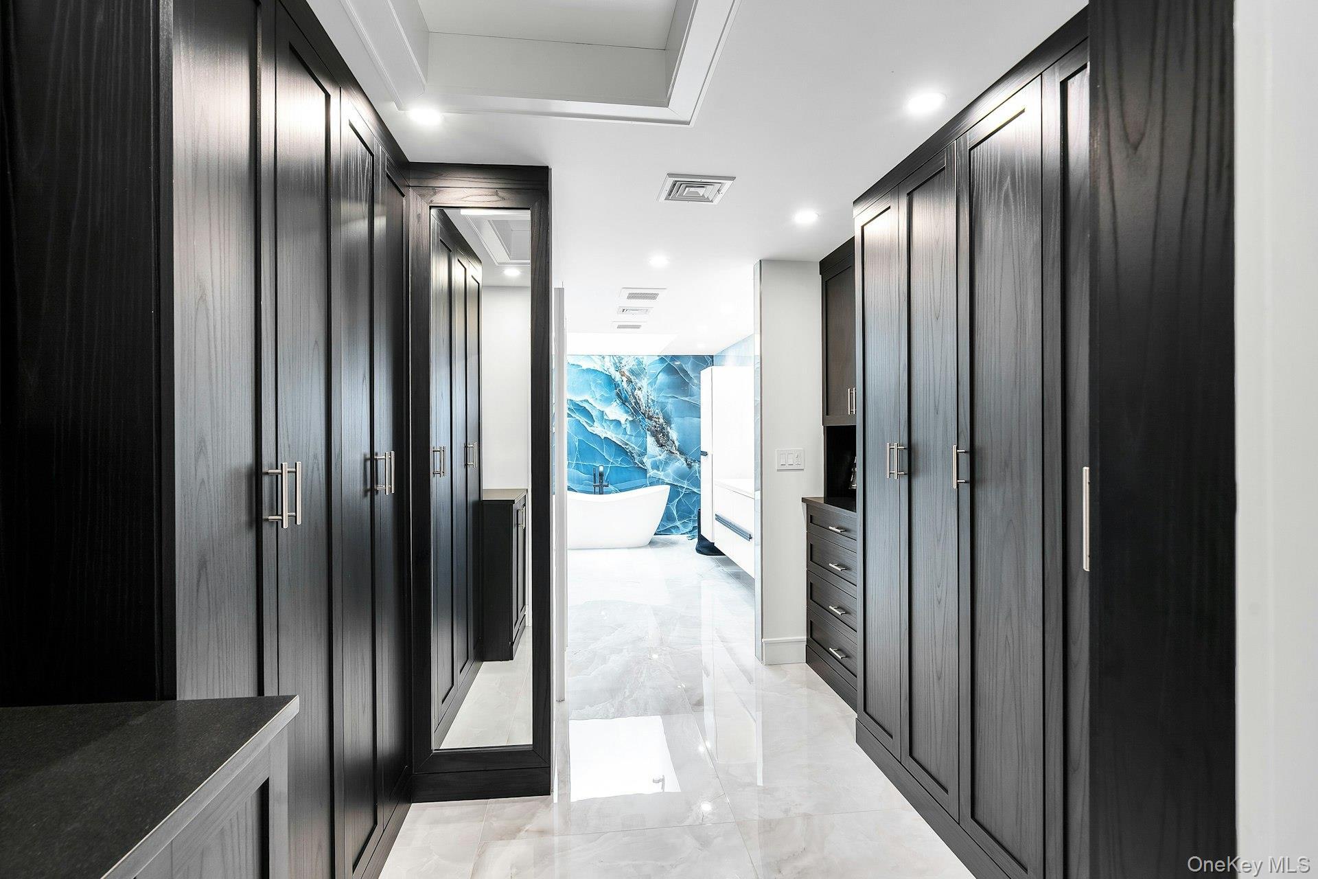 Condo Aerie  Nassau County, NY 11030, MLS-949841-18