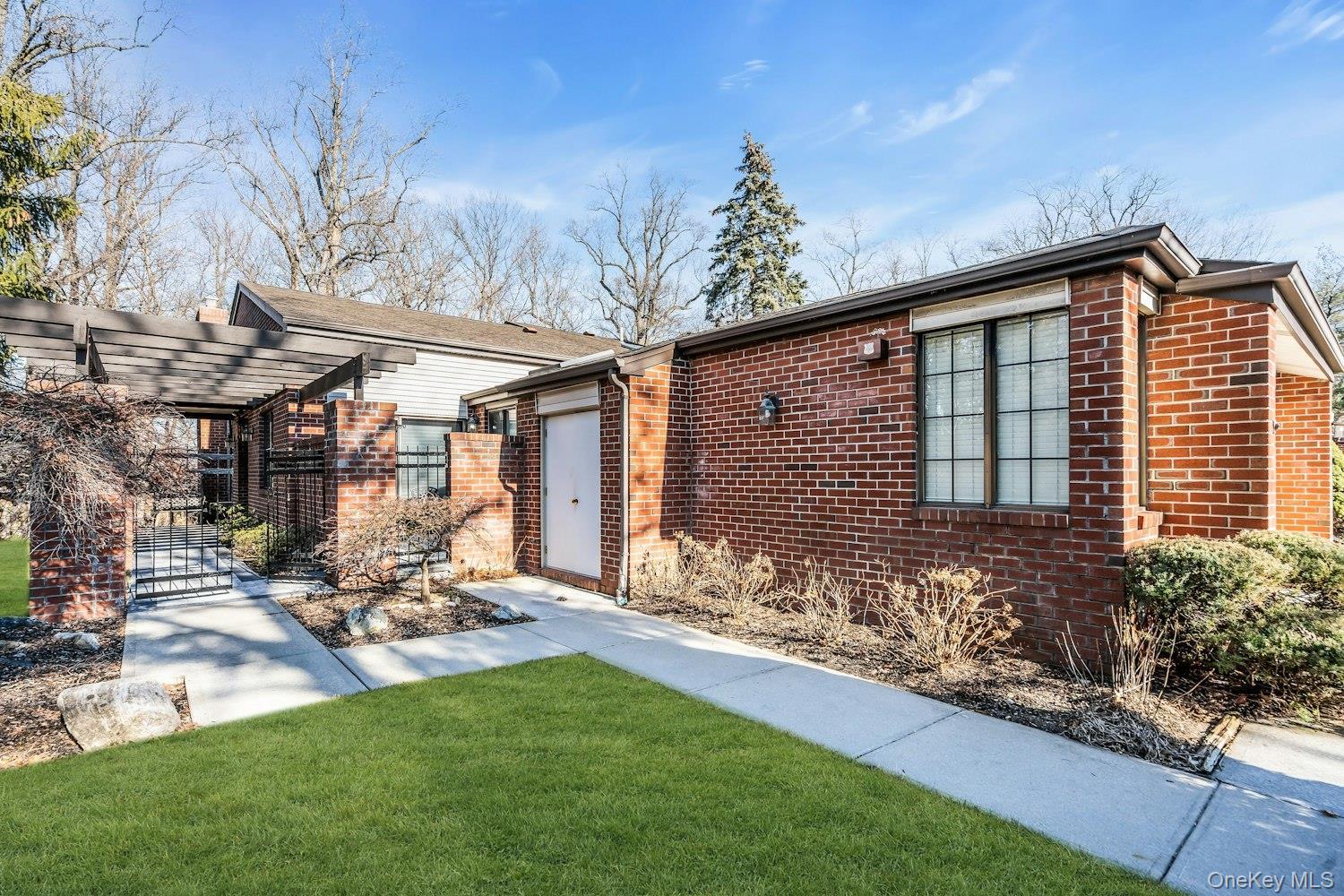 Condo Aerie  Nassau County, NY 11030, MLS-949841-2