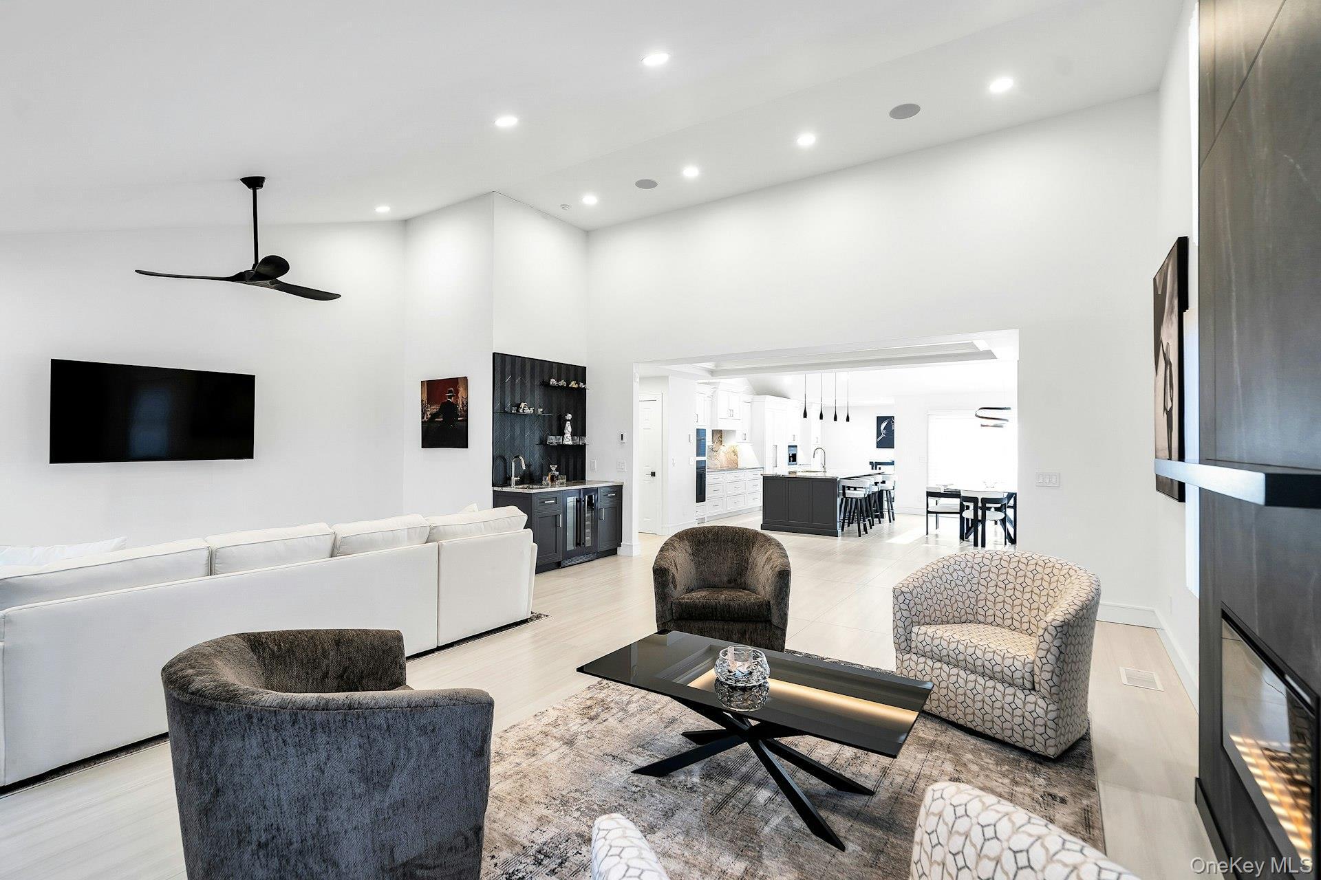 Condo Aerie  Nassau County, NY 11030, MLS-949841-22