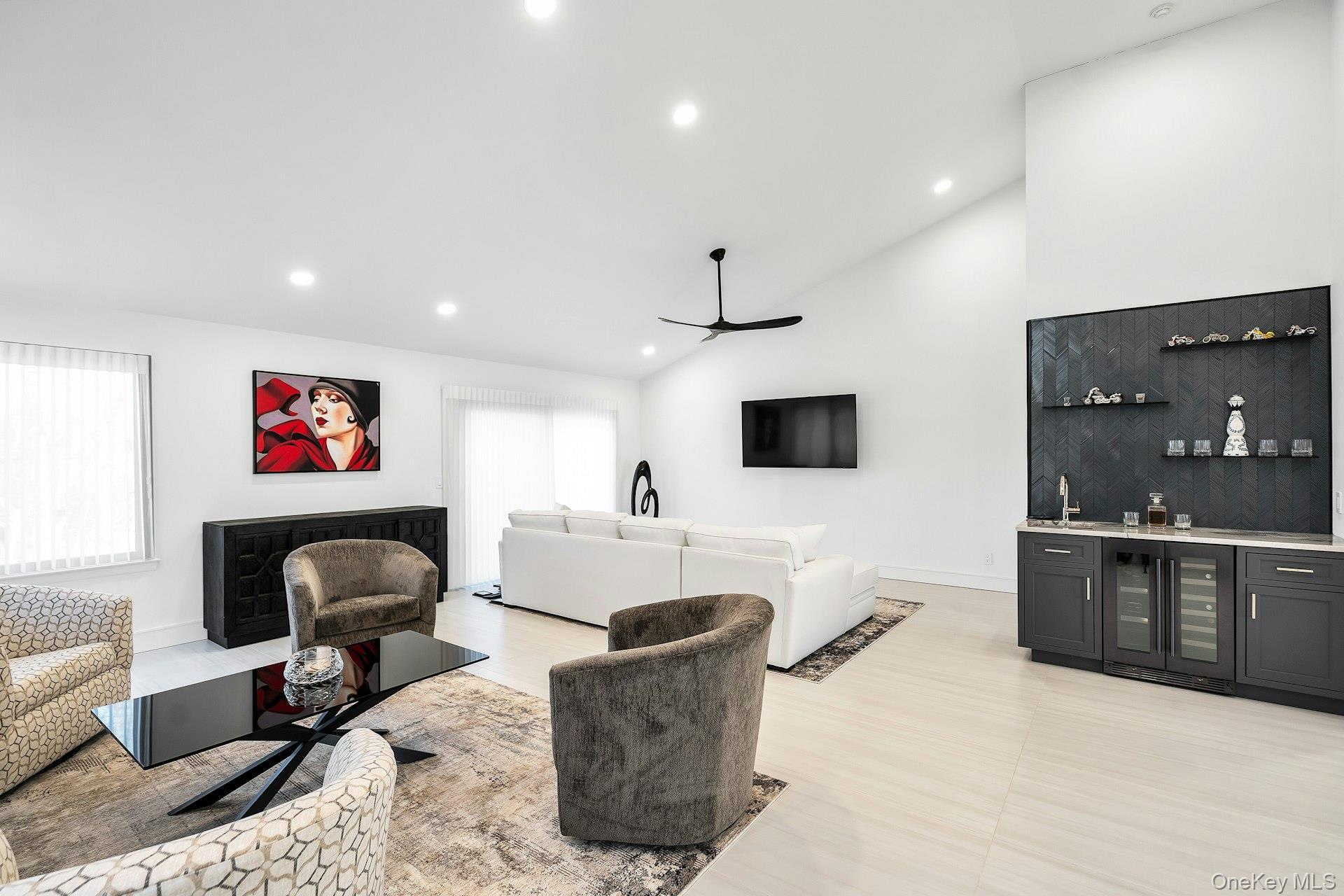 Condo Aerie  Nassau County, NY 11030, MLS-949841-23