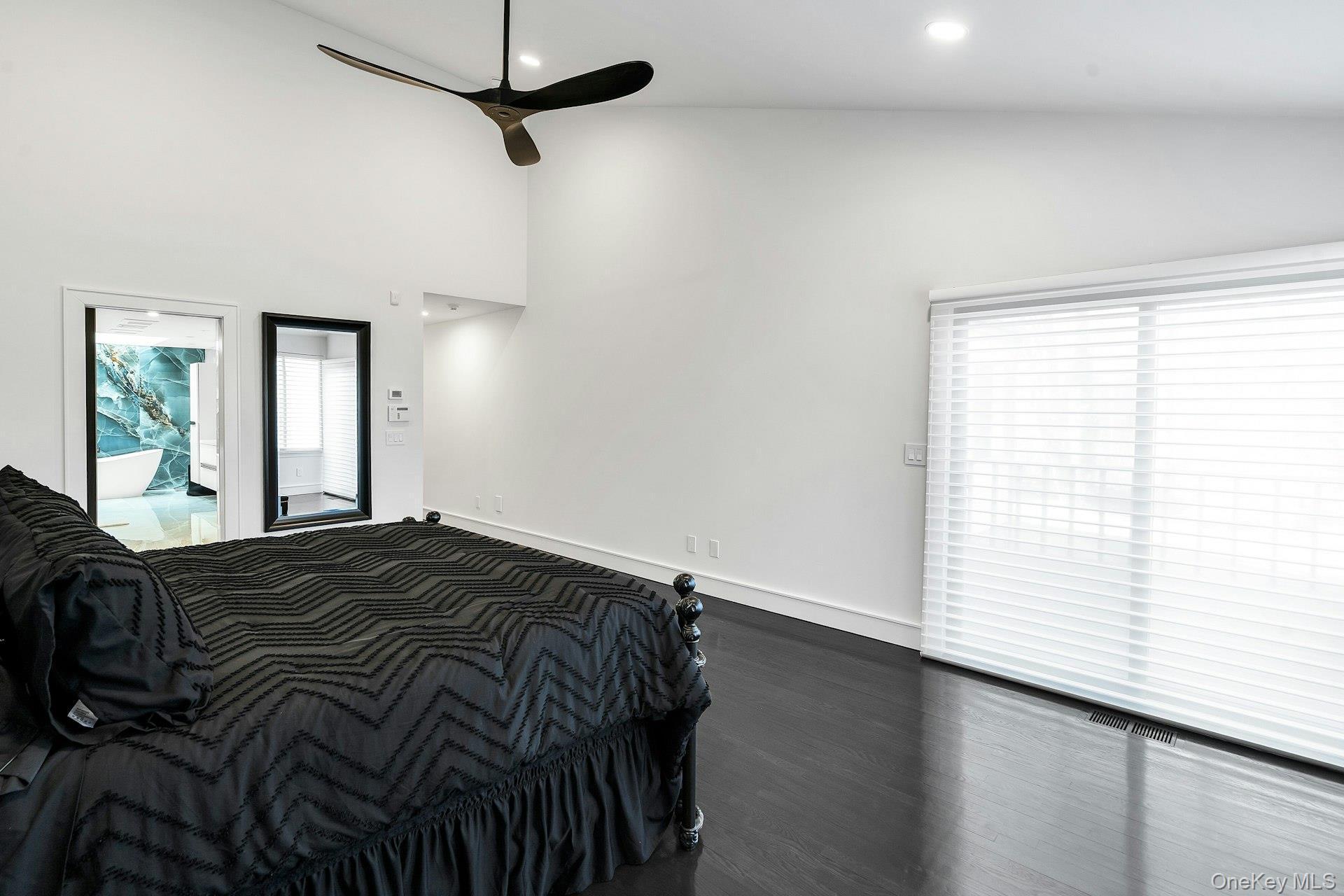 Condo Aerie  Nassau County, NY 11030, MLS-949841-25