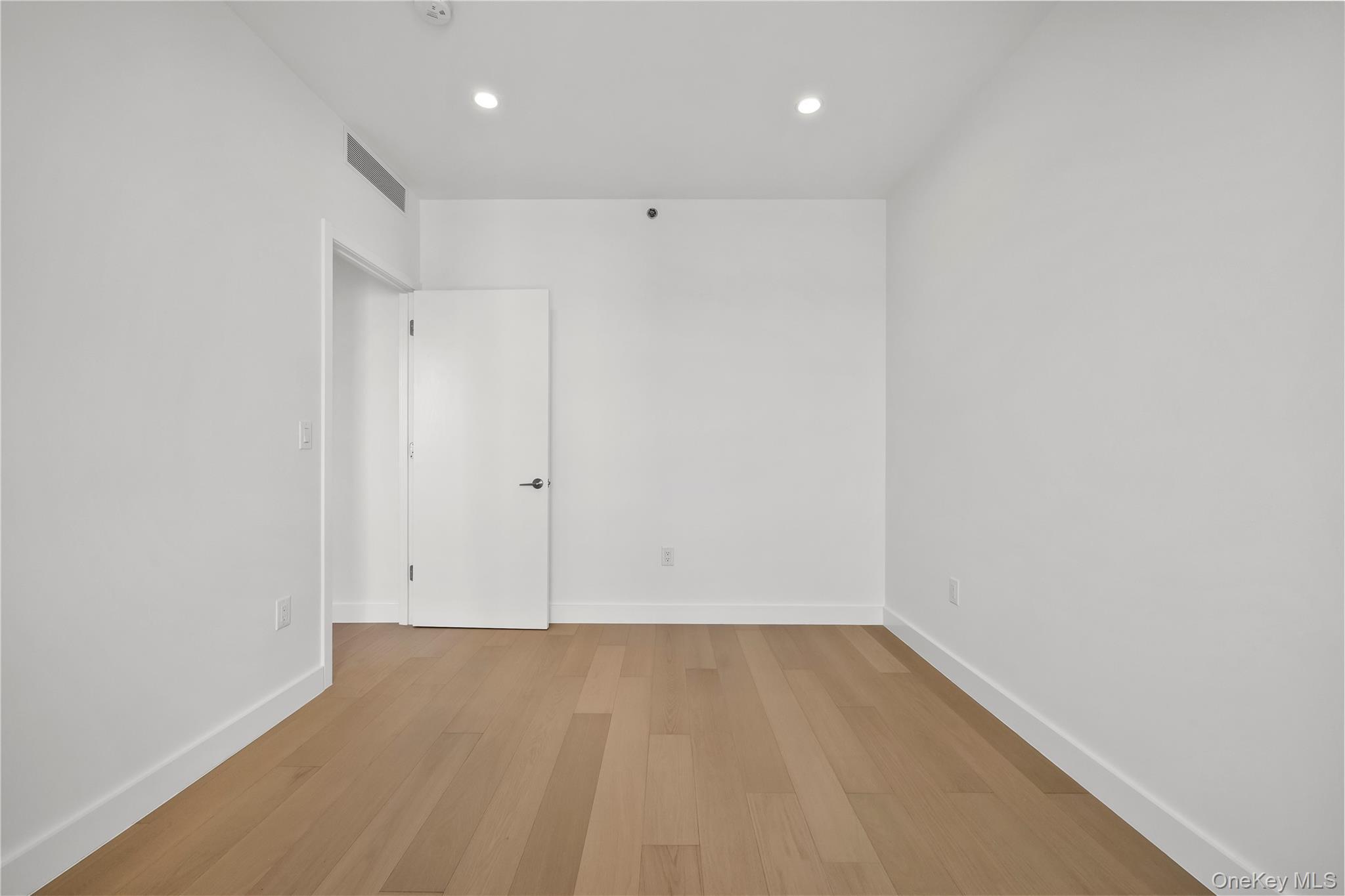 Condo Northern Blvd Queens, NY 11354, MLS-950115-10