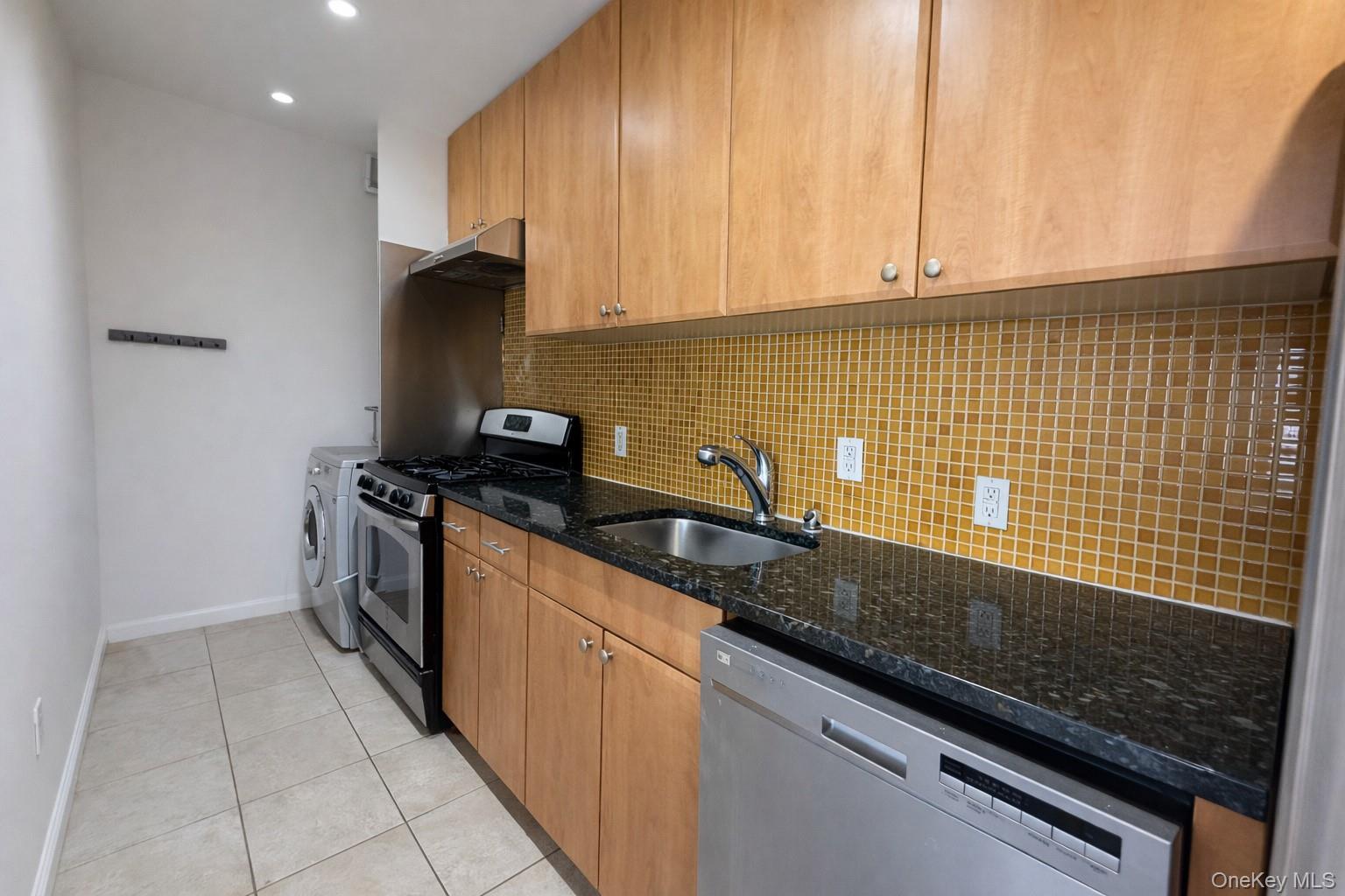 Condo 137th  Queens, NY 11354, MLS-950150-8