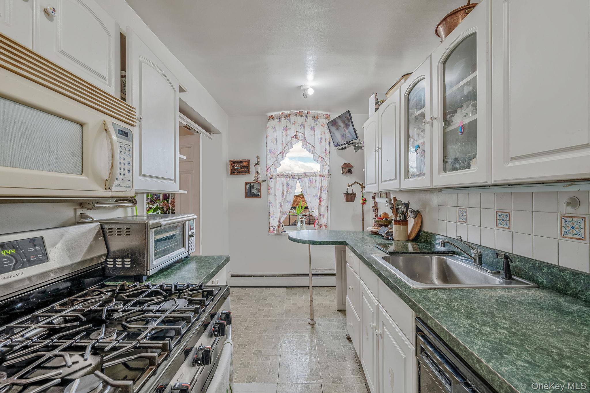 Coop Little Neck  Queens, NY 11362, MLS-950294-21