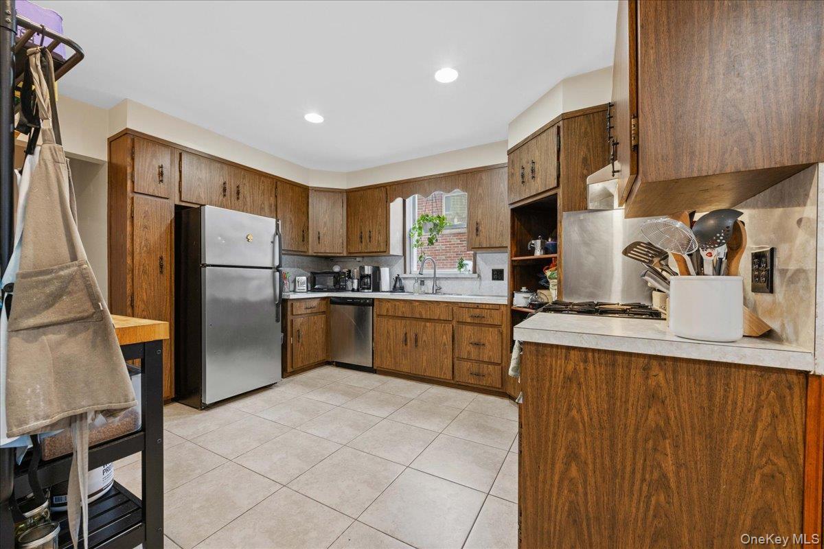 Single Family 48th Queens, NY 11105, MLS-950731-10