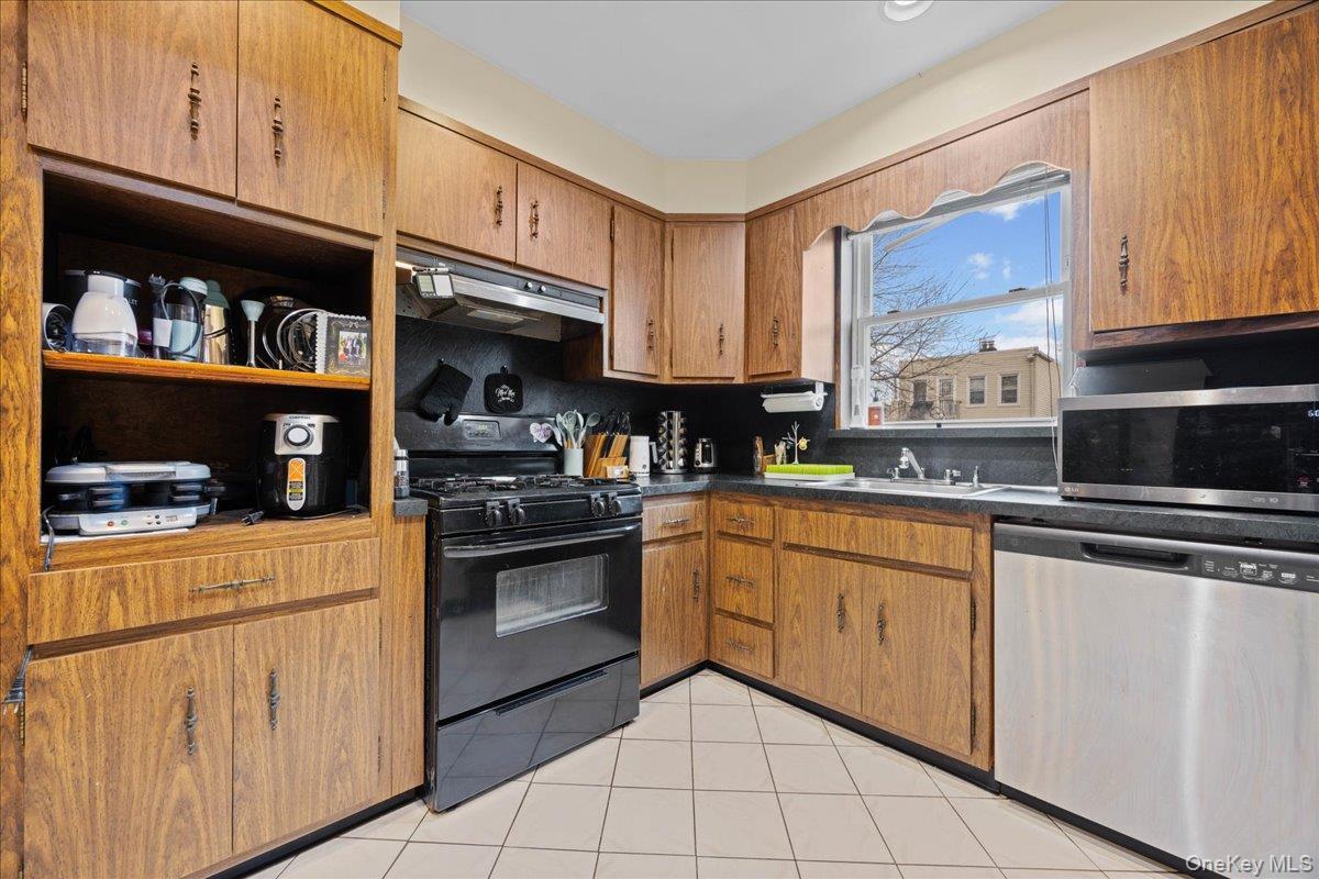 Single Family 48th Queens, NY 11105, MLS-950731-16