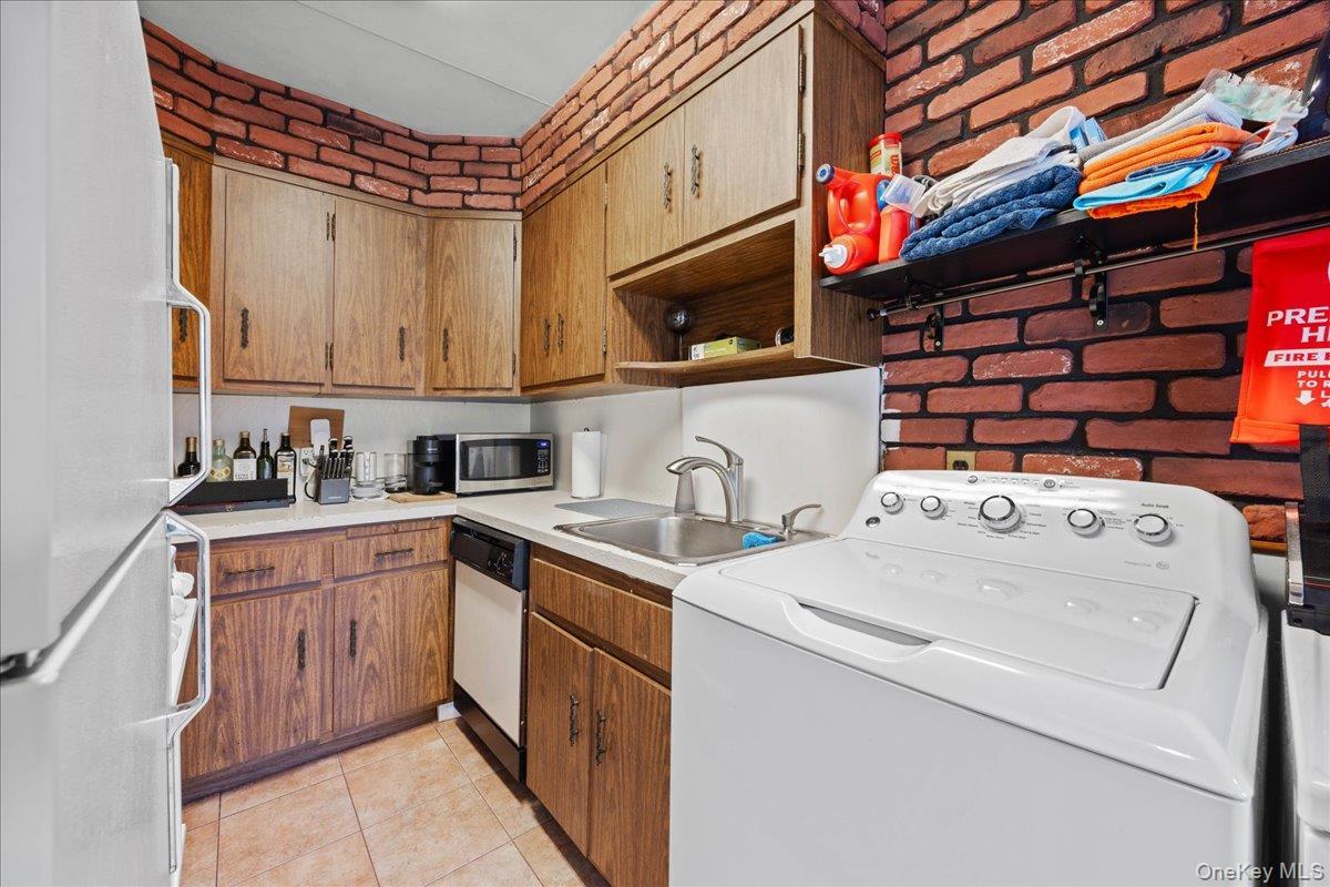 Single Family 48th Queens, NY 11105, MLS-950731-38