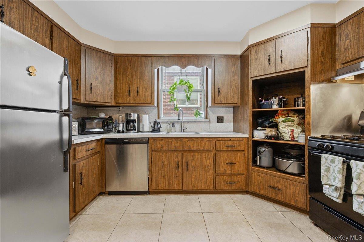 Single Family 48th Queens, NY 11105, MLS-950731-7