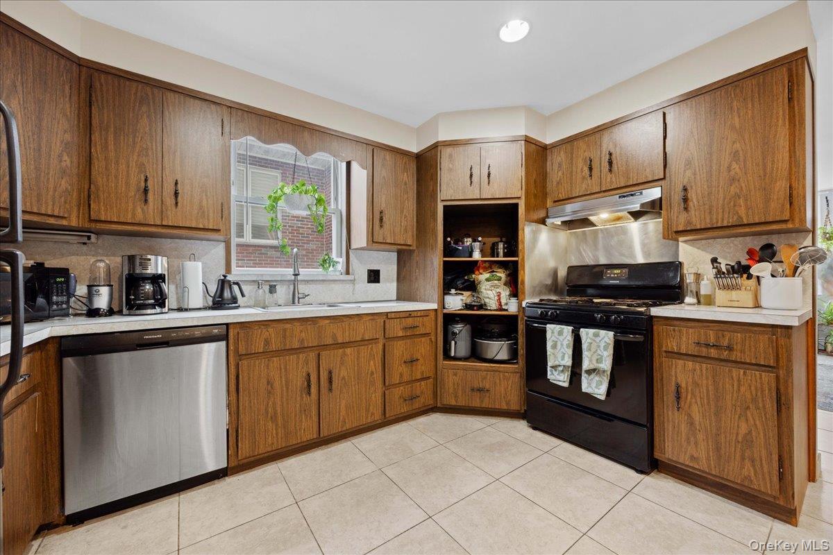 Single Family 48th Queens, NY 11105, MLS-950731-8